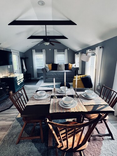 Contemporary cottage minutes from the heart of town!