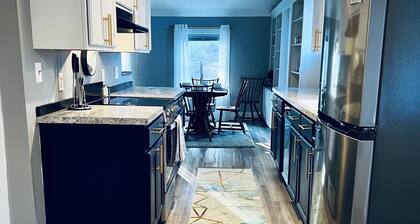 Contemporary cottage minutes from the heart of town!