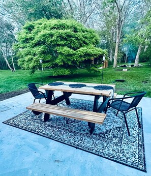 Outdoor dining - Contemporary cottage minutes from the heart of town! (South Kingstown)