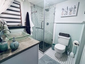 Een douche, een haardroger, handdoeken, zeep