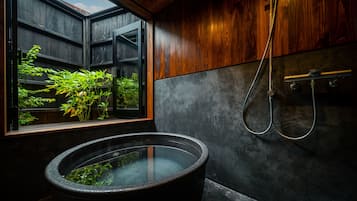 Phòng truyền thống, không hút thuốc, tòa nhà phụ (110, Semi-open-air Bath) | Phòng tắm | Bồn tắm và buồng tắm vòi sen riêng, bồn tắm ngâm