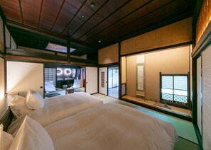 A traditional Japanese-style room with tatami flooring, a low ceiling, and sliding doors. - BYAKU Narai (Shiojiri)