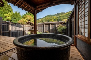 Chambre traditionnelle, non-fumeur (Main Building 104, Semi-open-air Bat) | Salle de bain | Baignoire et douche séparées, baignoire profonde