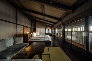 Chambre traditionnelle, non-fumeur (Main Building 102) | Literie de qualité, couette en duvet, coffre-fort, décor unique