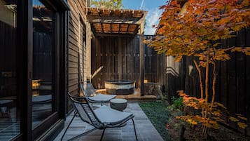 Traditionele kamer, niet-roken (Main Building 106, Semi-open-air Bath) | Badkamer | Een aparte badkuip en douche, een diep bad, designer toiletartikelen