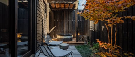 Traditional-Maisonette, Nichtraucher (106, Semi-open-air Bath) | Badezimmer | Badewanne und Dusche (separat), Komfortbadewanne