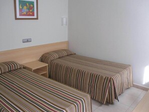Standard Quadruple Room | Desk, free WiFi - Hotel Blauet by Bossh Hotels (El Prat de Llobregat)