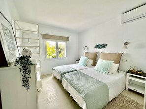 1 dormitorio, tabla de planchar con plancha, wifi y ropa de cama