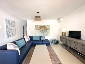 Una televisión, una chimenea