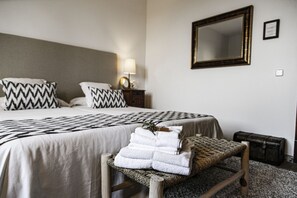 10 habitaciones, tabla de planchar con plancha, wifi y ropa de cama 