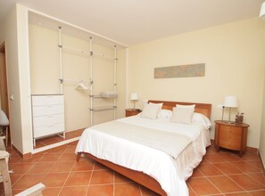 6 chambres, fer et planche à repasser, Wi-Fi, draps fournis