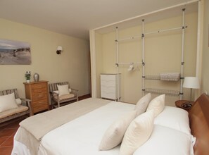 6 habitaciones, tabla de planchar con plancha, wifi y ropa de cama 