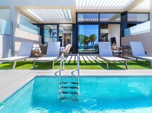 Alberca infinita y camastros 