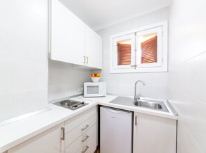 Køleskab, mikrobølgeovn, ovn, køkkentøj/tallerkener/redskaber