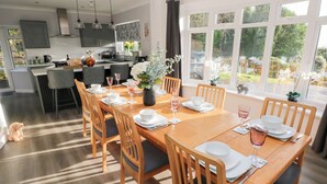 Une cuisine moderne avec un coin repas.