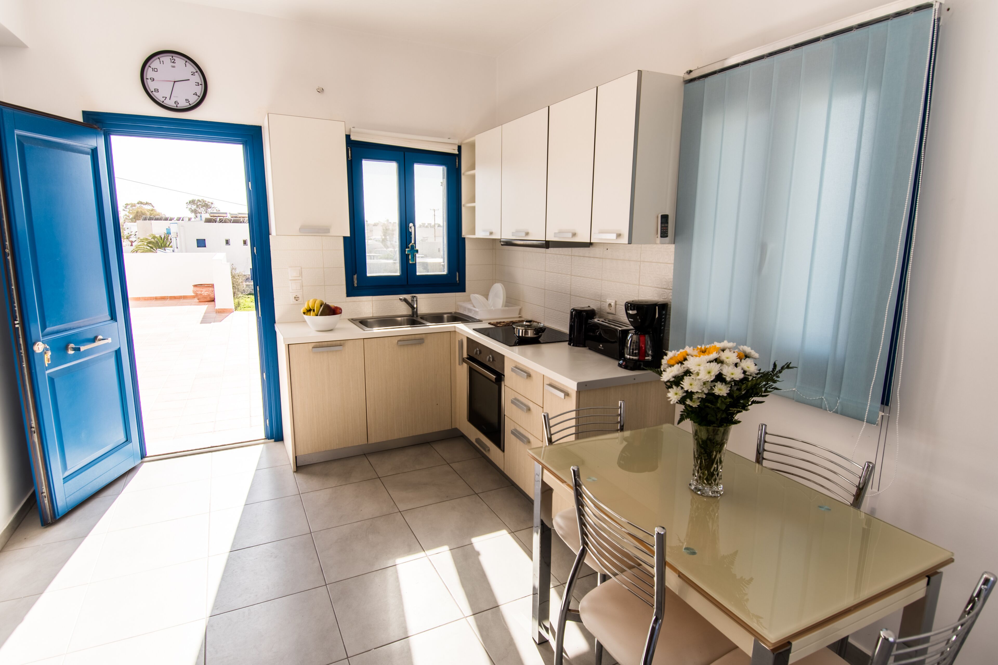 Kühlschrank, Ofen, Herdplatte, Wasserkocher mit Kaffee-/Teezubehör