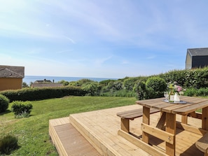 Outdoor dining - Tillicum (Bridport)
