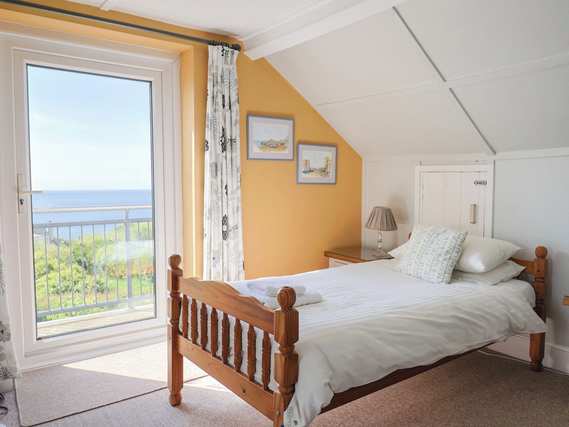 4 bedrooms, individually decorated, individually furnished, free WiFi