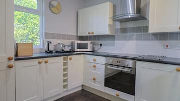 Fridge, dishwasher, cookware/dishes/utensils