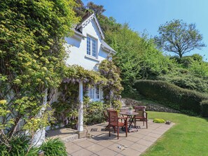 Outdoor dining - Lynch Cottage (Lyme Regis)