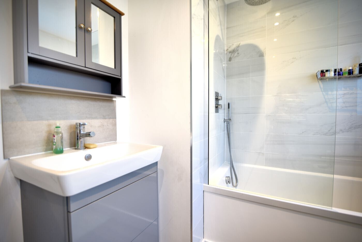Cottage | Badkamer | Een douche