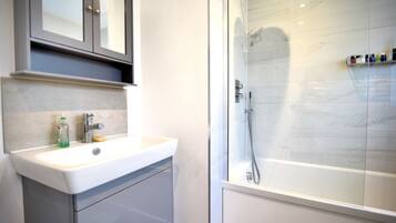 Cottage | Badkamer | Een douche