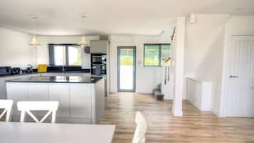 Cottage | Privékeuken | Een koelkast, een vaatwasser, kookgerei, borden en bestek