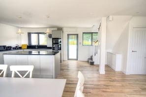 Cottage | Private kitchen | Fridge, dishwasher, cookware/dishes/utensils