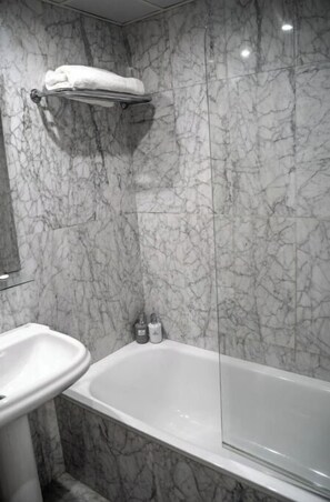Shower, hair dryer, towels, soap - Apartment Puerto Playa, Fuengirola center (Fuengirola)