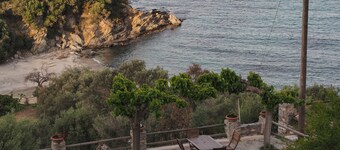 Sonia Rustic Mansion - 5BD. 30 sec walk to beach!