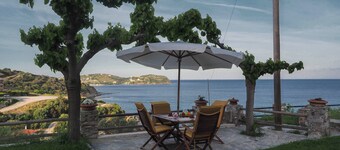 Sonia Rustic Mansion - 5BD. 30 sec walk to beach!