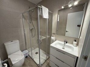Badewanne, Haartrockner, Handtücher