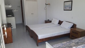 Basic Studio | Premium bedding, WiFi (free), bed sheets - BLUE BLOCK (Kassandra)
