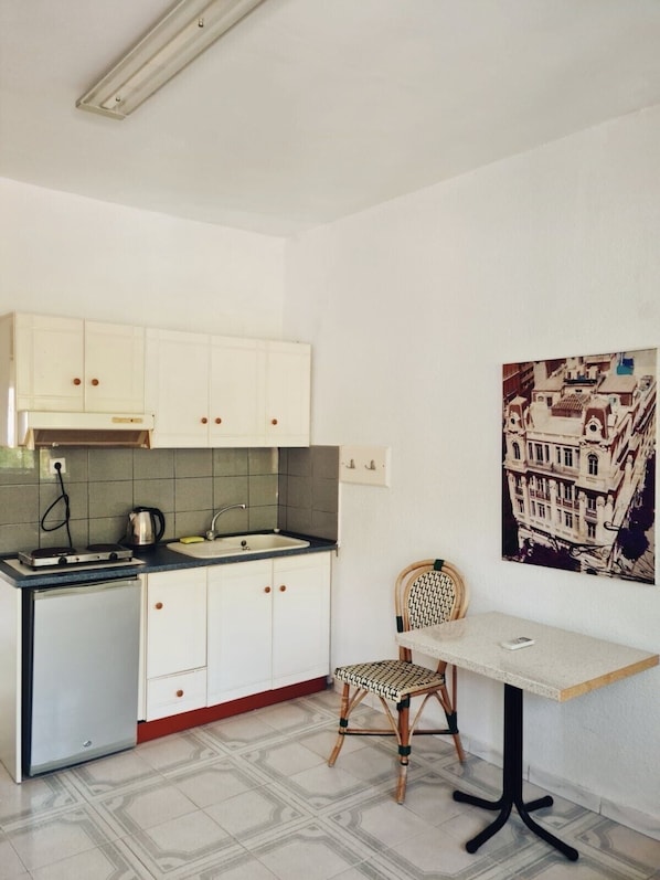Basic Apartment | Living area