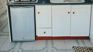 Basic Apartment | Private kitchen | Full-size fridge, stovetop, cookware/dishes/utensils, kitchen island - BLUE BLOCK (Kassandra)