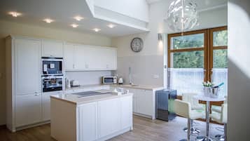 Villa Deluxe | Cocina privada | Nevera en la zona común y microondas en la zona común