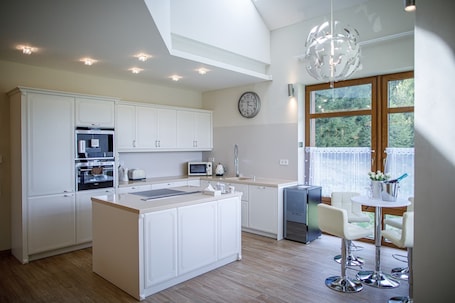 Deluxe Villa | Private kitchen | Shared fridge, microwave