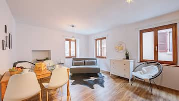 21-Zoll-Flachbildfernseher mit Kabelempfang, Kamin