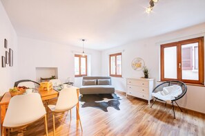 家庭別墅, 多間臥室 (Casa Elvezia) | 起居區 | 21-吋平面電視、有線頻道、壁爐