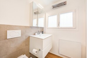 Villa familiale, plusieurs chambres (Casa Elvezia) | Salle de bain | Douche, séchoir à cheveux, serviettes fournies, savon