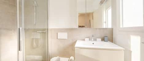 Villa familiale, plusieurs chambres (Casa Elvezia) | Salle de bain | Douche, séchoir à cheveux, serviettes fournies, savon