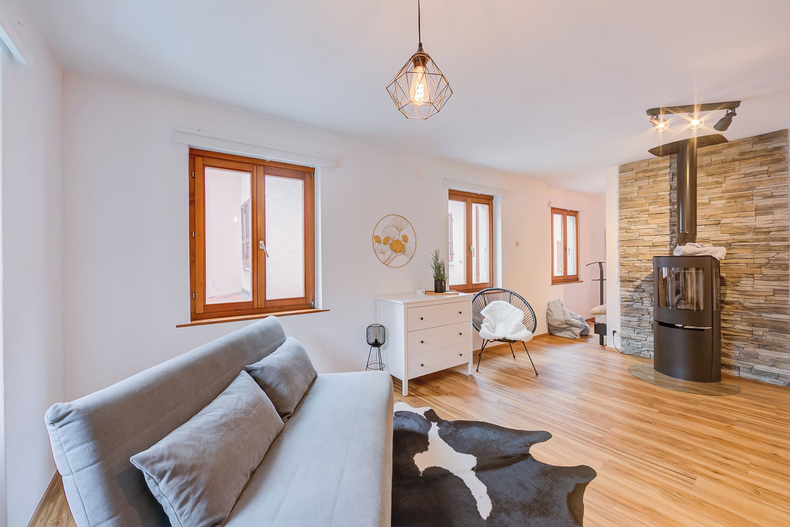 21-inch flat-screen TV with cable channels, fireplace