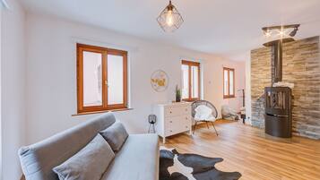 21-inch flat-screen TV with cable channels, fireplace