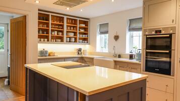 Cottage | Private kitchen | Fridge, dishwasher, electric kettle, toaster