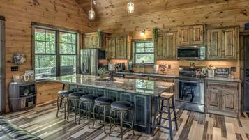 House, 3 Bedrooms | Private kitchen