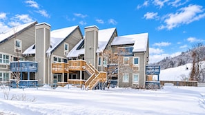 A multi-story building with balconies and a ski lift area. - Newly Renovated Ski-In Studio: Hot Tubs, Pool, Tennis, Walk or Ski to Slopes (Blue Mountains)