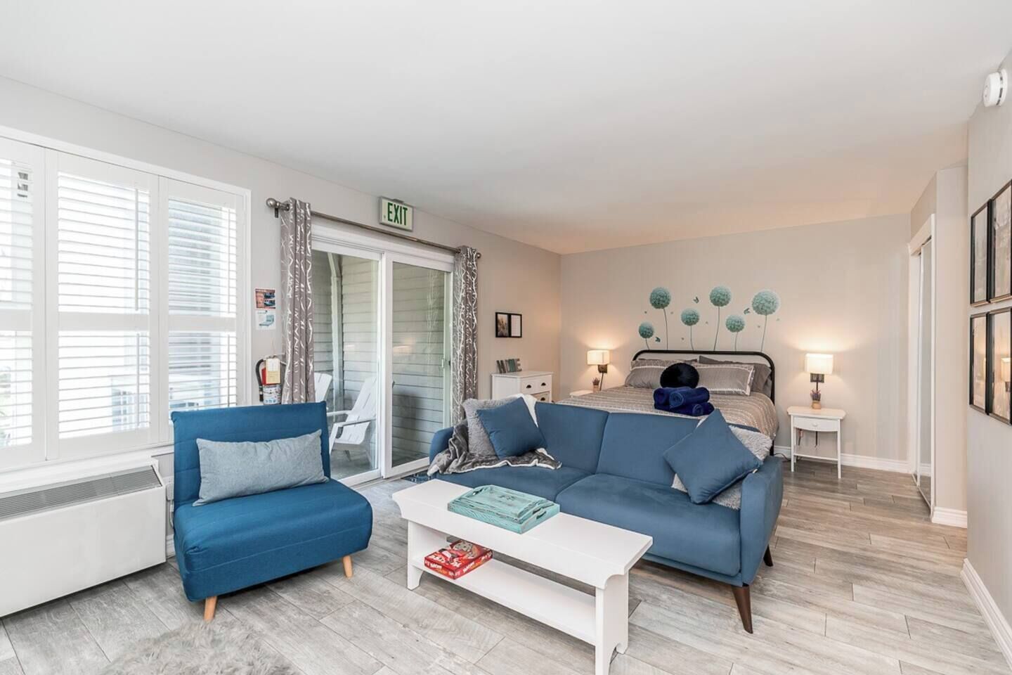 1 habitación, tabla de planchar con plancha y cuna de viaje 