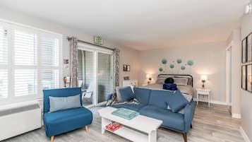 1 habitación, tabla de planchar con plancha y cuna de viaje