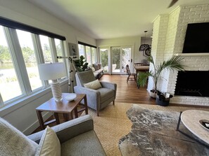 Smart-TV, Kamin, Bücher