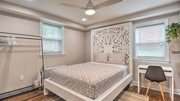 1 dormitorio, escritorio, tabla de planchar con plancha